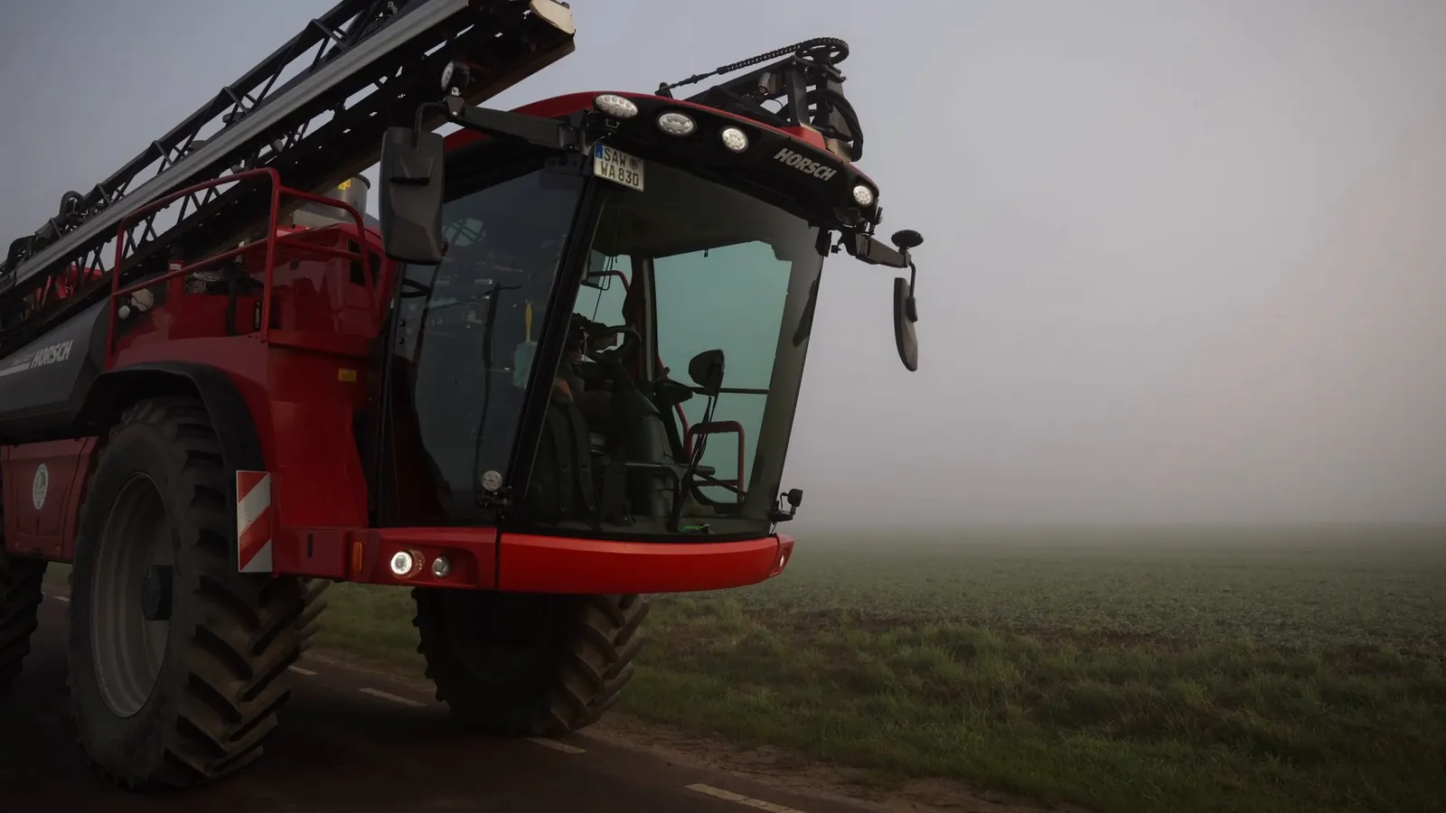 Pflanzenschutzspritze im Morgennebel