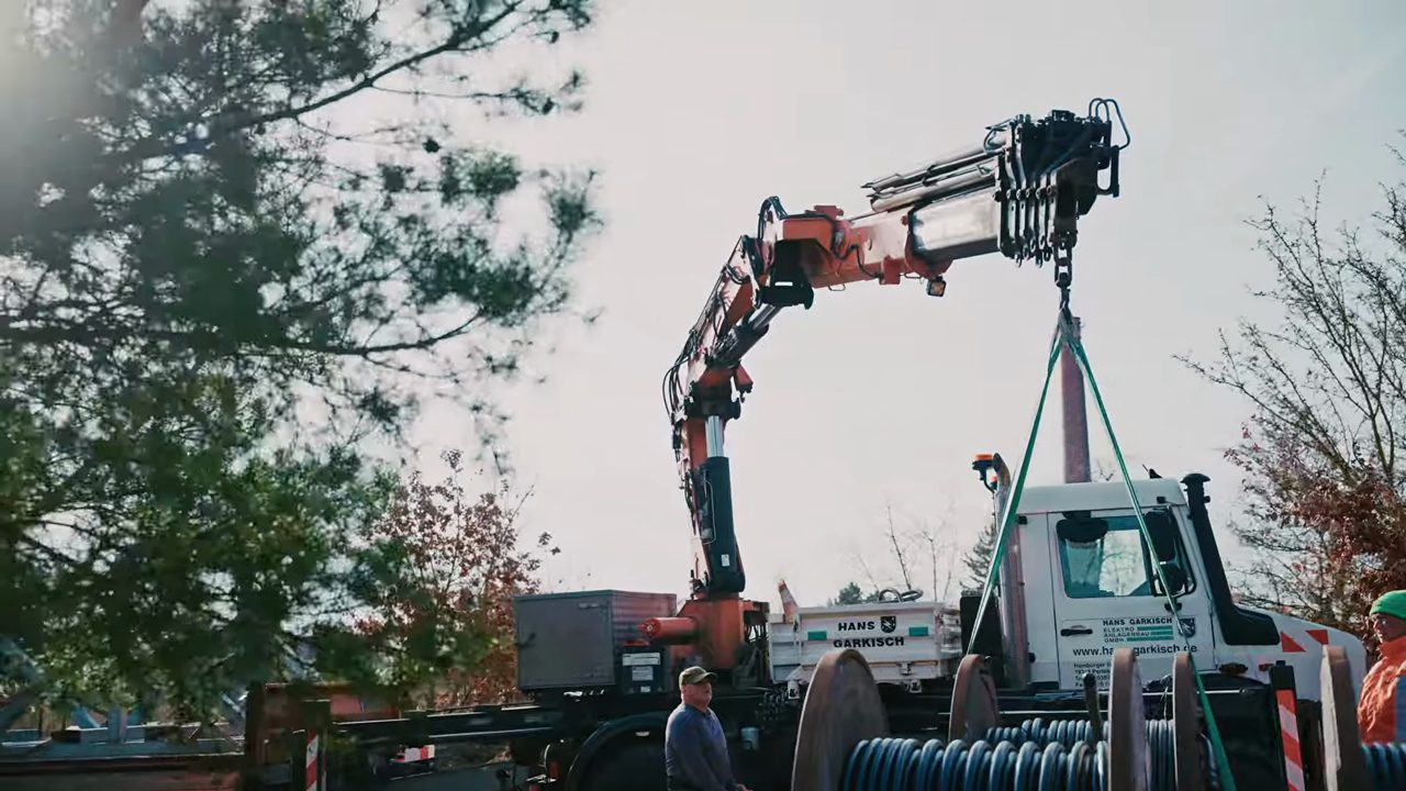 Vorschaubild: Kranwagen hebt eine Kabeltrommel, Hans Garkisch Elektro-Anlagenbau