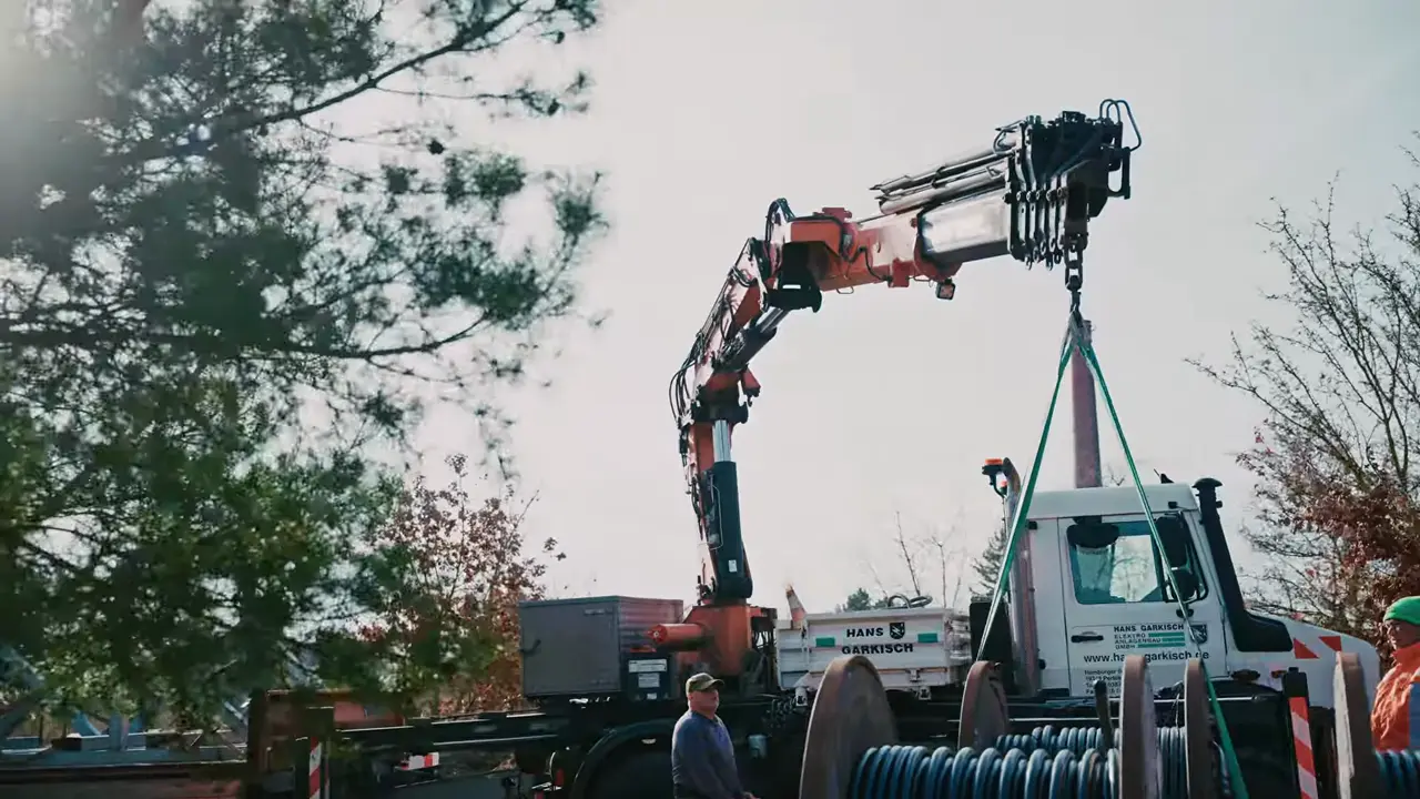 Vorschaubild: Kranwagen hebt eine Kabeltrommel, Hans Garkisch Elektro-Anlagenbau